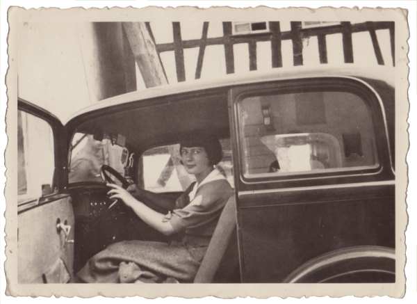 Frau am Steuer - um 1925
